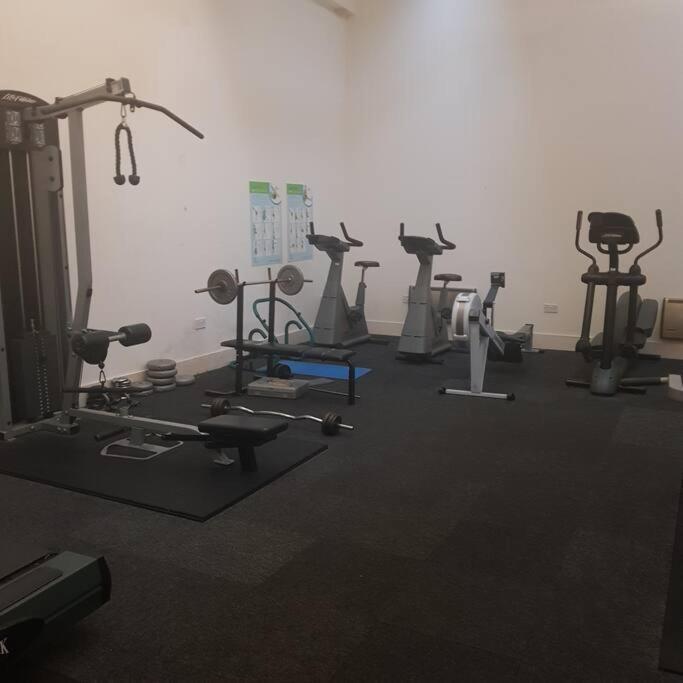 Lovely 1 Bedroom Apartment With Free Parking & Gym Kirkburton Ngoại thất bức ảnh