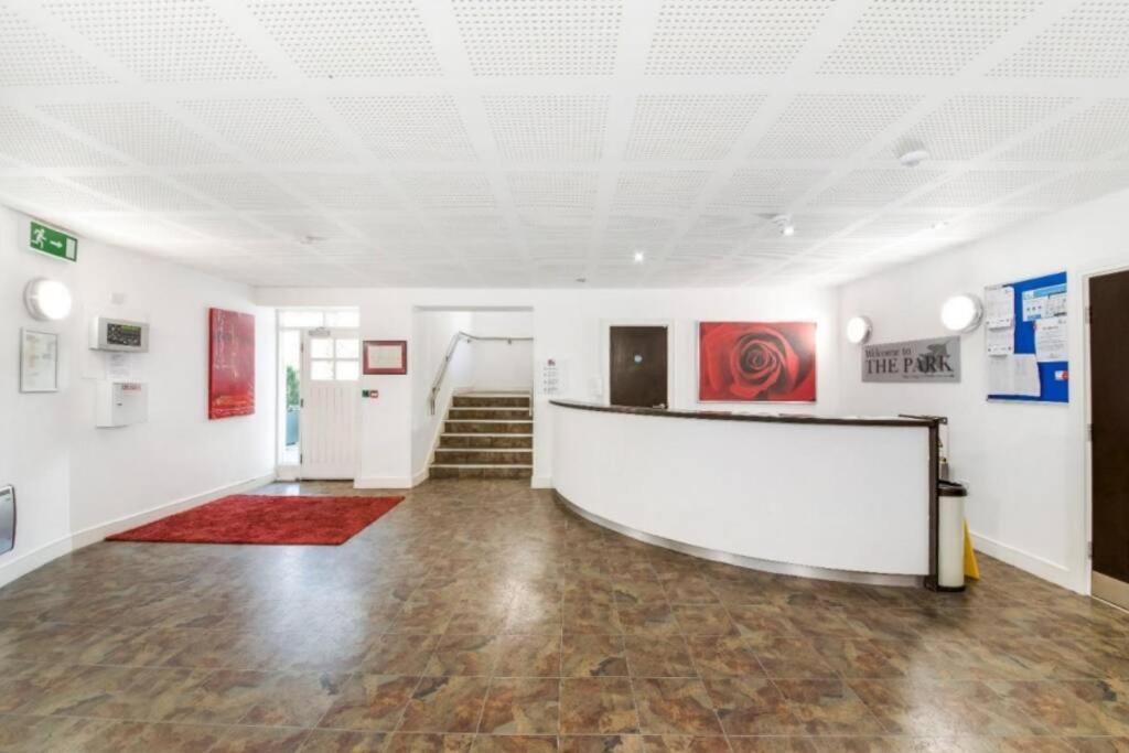 Lovely 1 Bedroom Apartment With Free Parking & Gym Kirkburton Ngoại thất bức ảnh