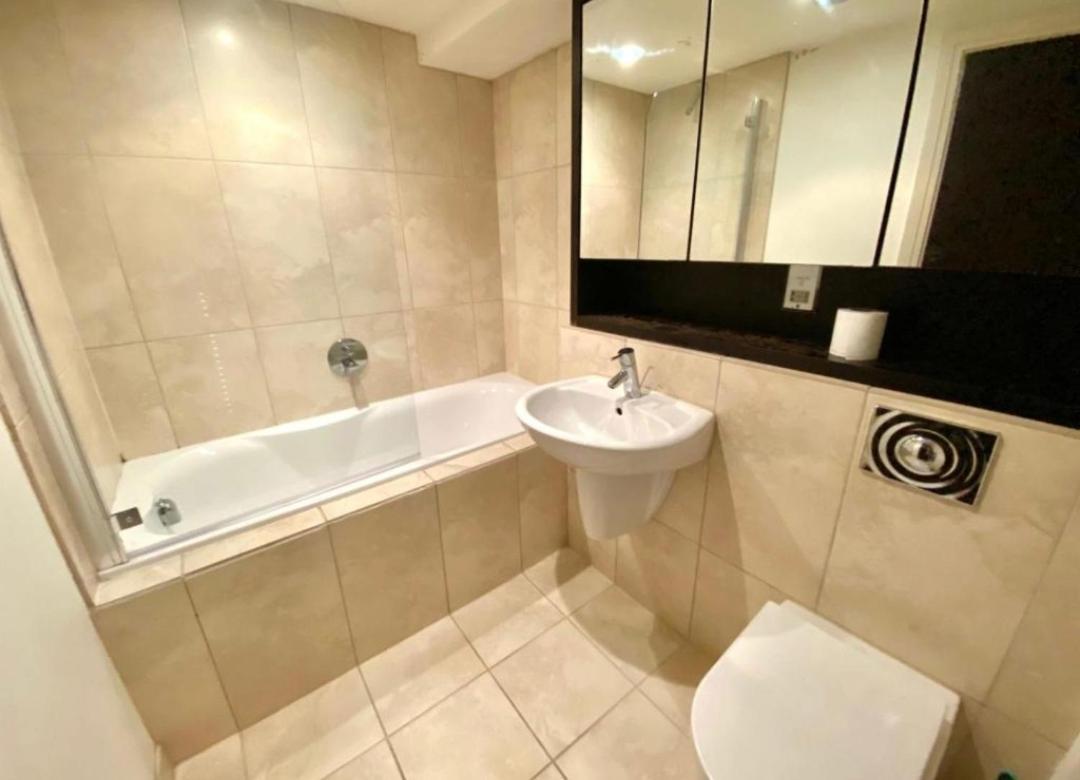 Lovely 1 Bedroom Apartment With Free Parking & Gym Kirkburton Ngoại thất bức ảnh