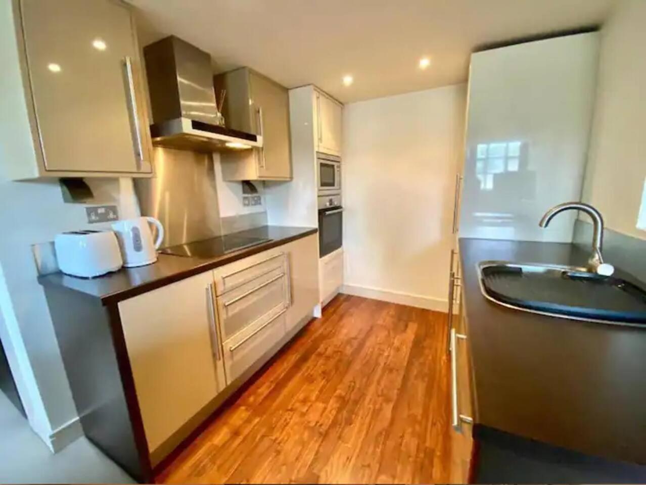 Lovely 1 Bedroom Apartment With Free Parking & Gym Kirkburton Ngoại thất bức ảnh