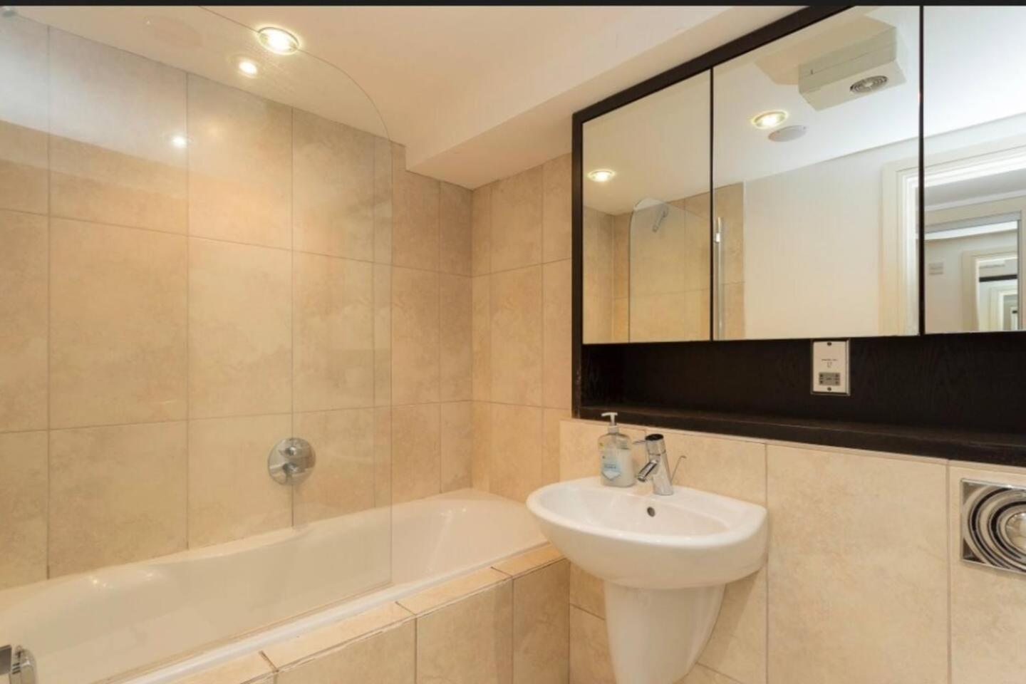 Lovely 1 Bedroom Apartment With Free Parking & Gym Kirkburton Ngoại thất bức ảnh