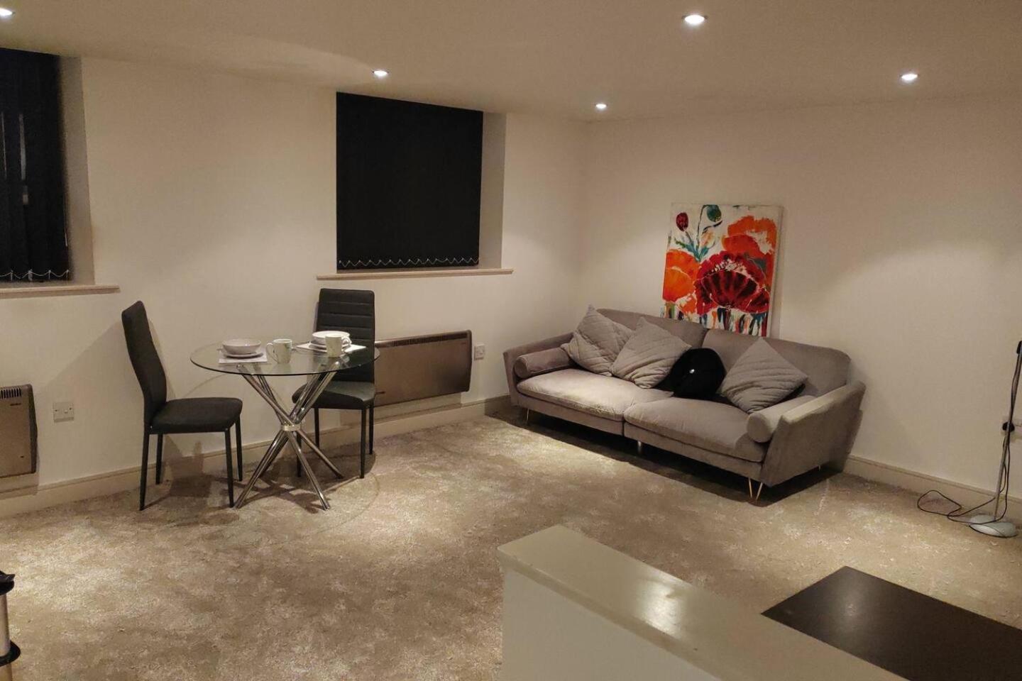 Lovely 1 Bedroom Apartment With Free Parking & Gym Kirkburton Ngoại thất bức ảnh
