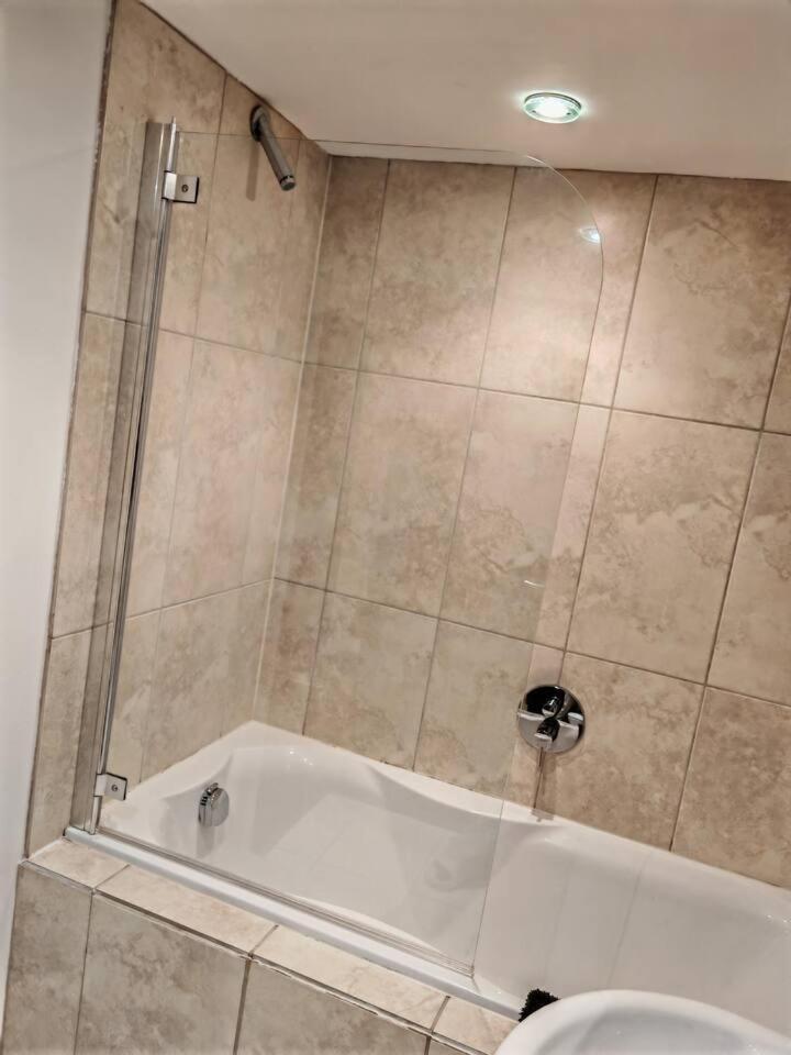Lovely 1 Bedroom Apartment With Free Parking & Gym Kirkburton Ngoại thất bức ảnh