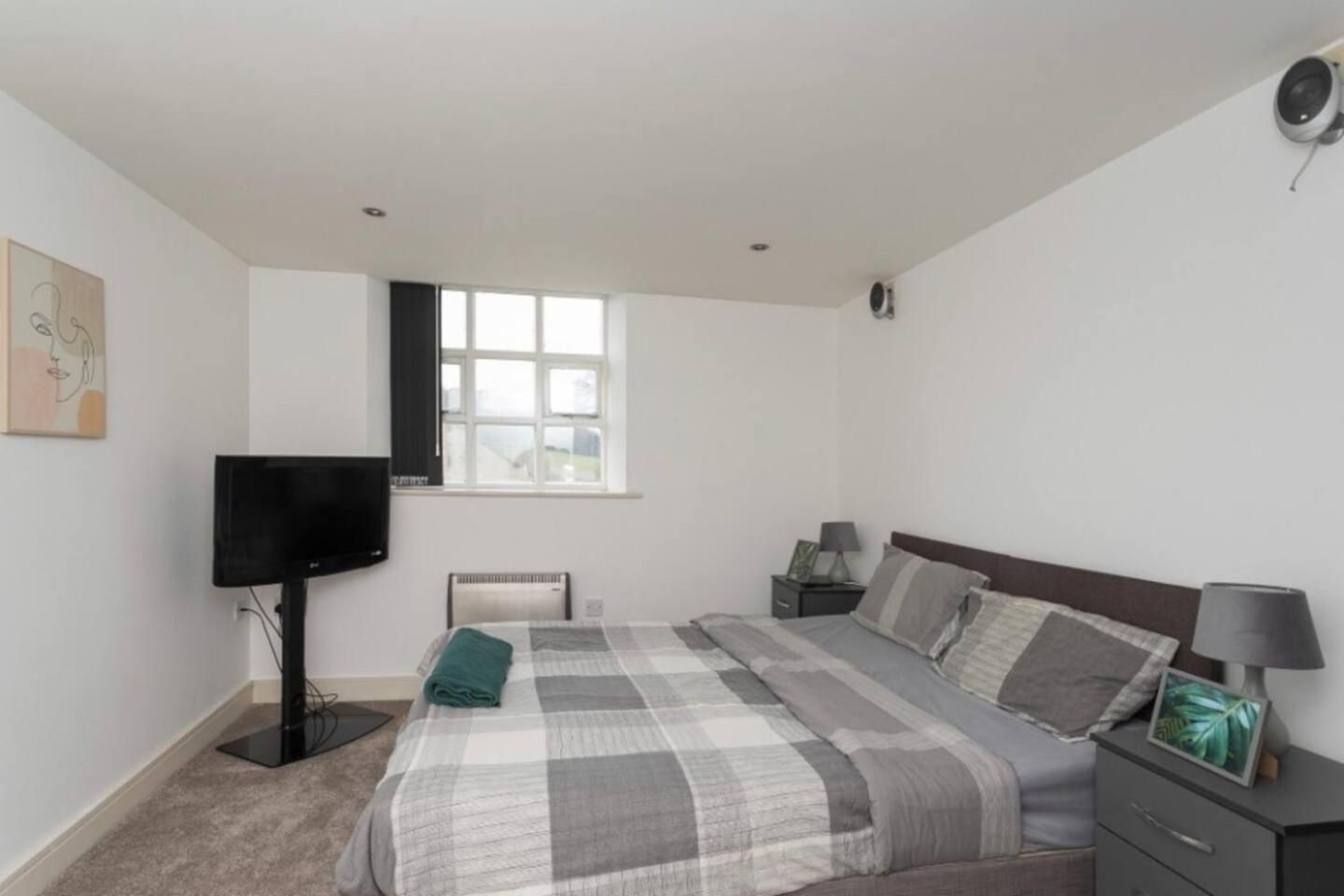 Lovely 1 Bedroom Apartment With Free Parking & Gym Kirkburton Ngoại thất bức ảnh