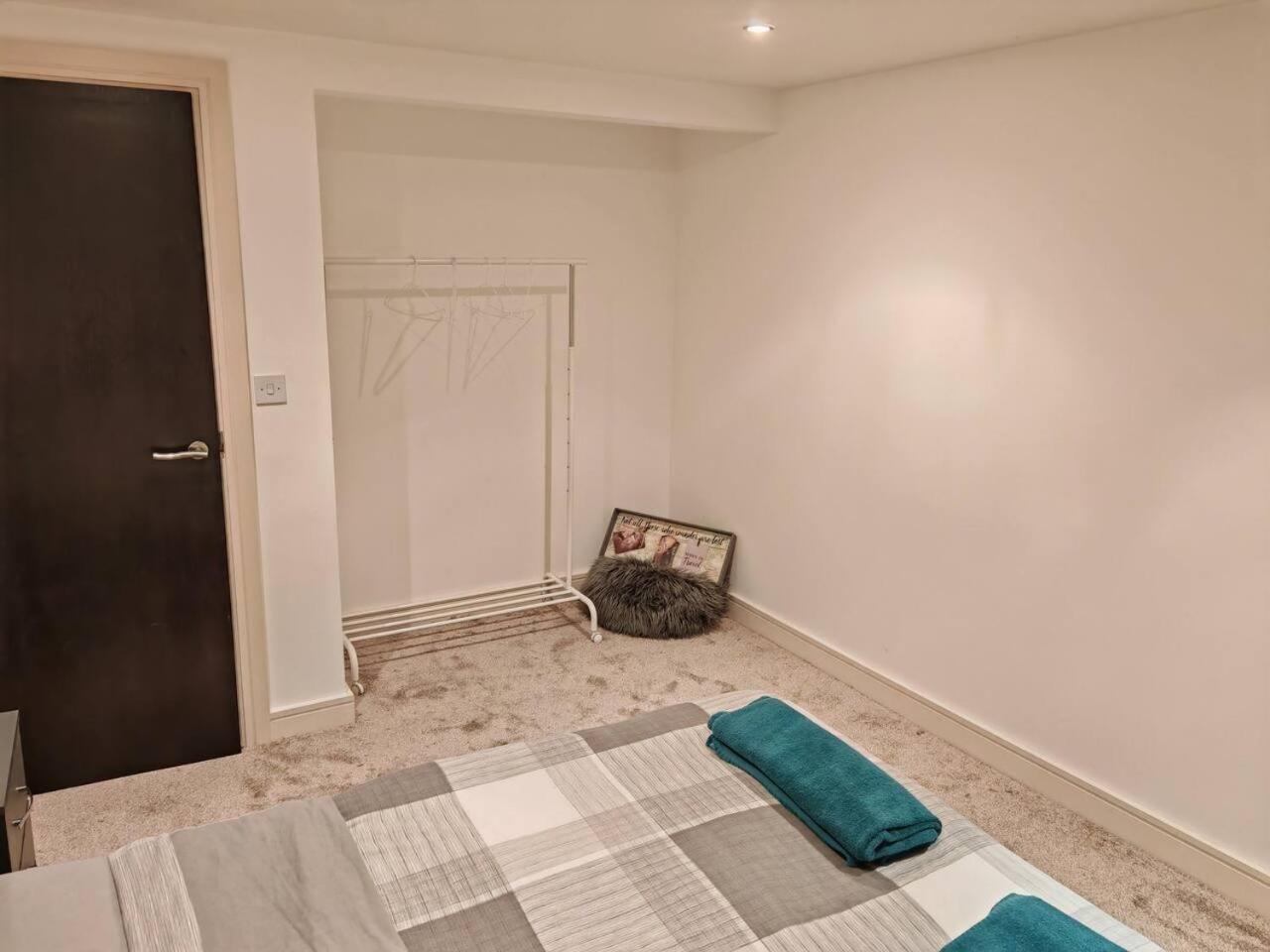 Lovely 1 Bedroom Apartment With Free Parking & Gym Kirkburton Ngoại thất bức ảnh