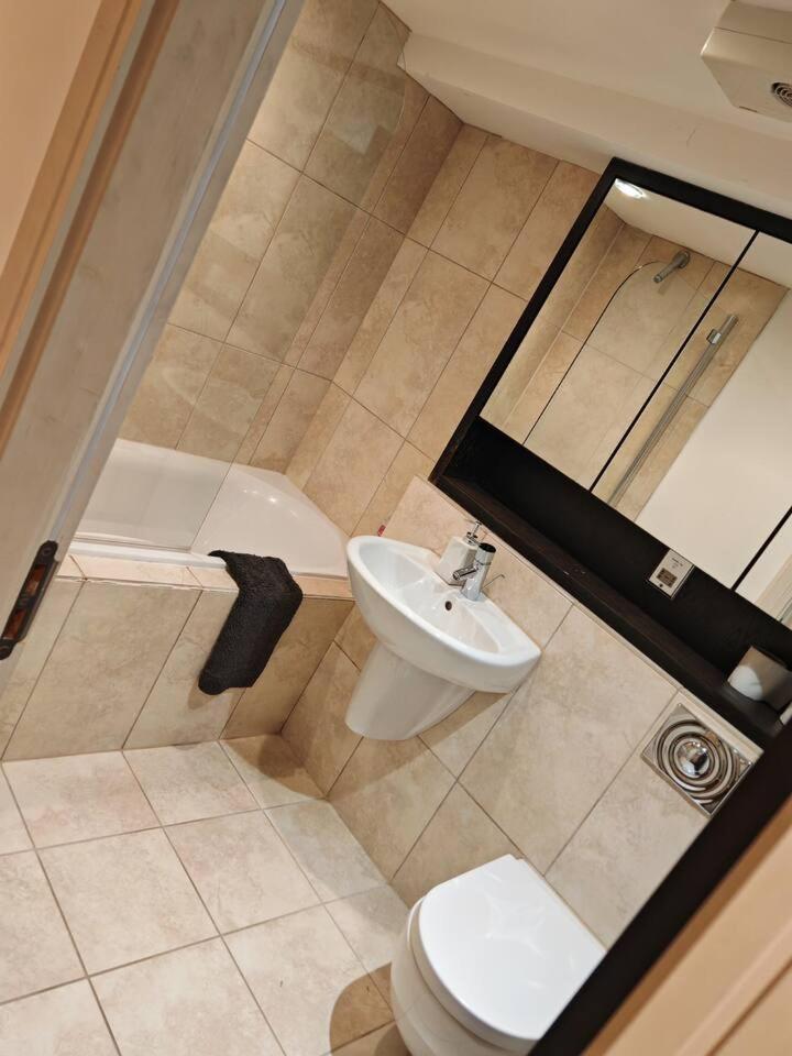 Lovely 1 Bedroom Apartment With Free Parking & Gym Kirkburton Ngoại thất bức ảnh