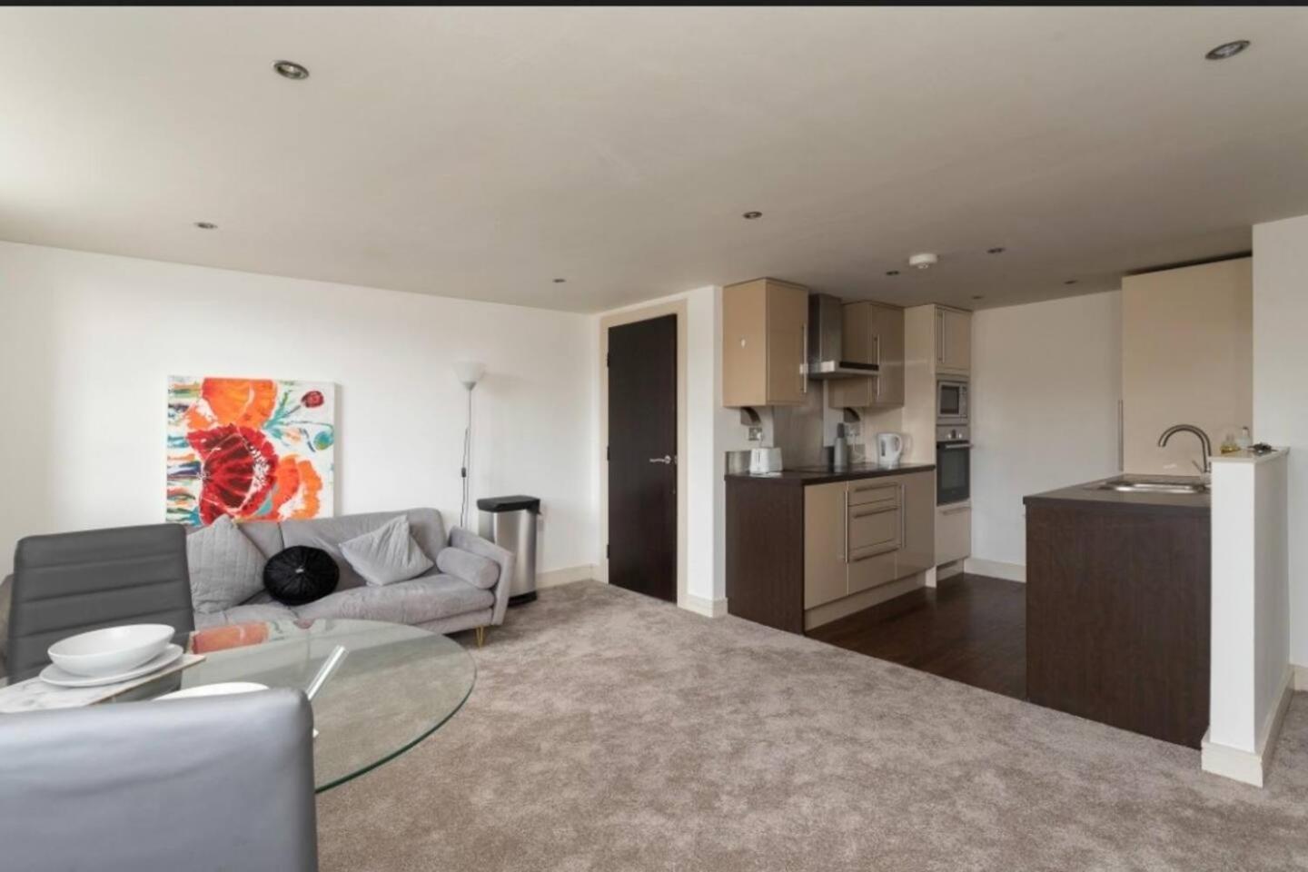 Lovely 1 Bedroom Apartment With Free Parking & Gym Kirkburton Ngoại thất bức ảnh