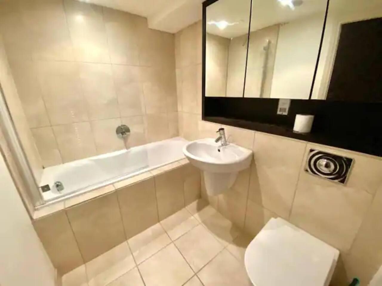 Lovely 1 Bedroom Apartment With Free Parking & Gym Kirkburton Ngoại thất bức ảnh