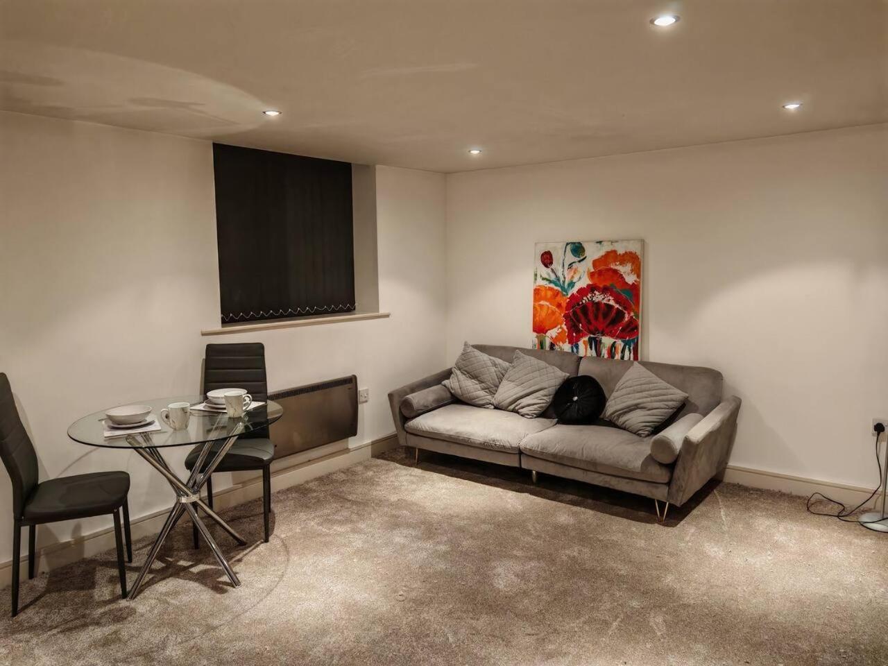 Lovely 1 Bedroom Apartment With Free Parking & Gym Kirkburton Ngoại thất bức ảnh