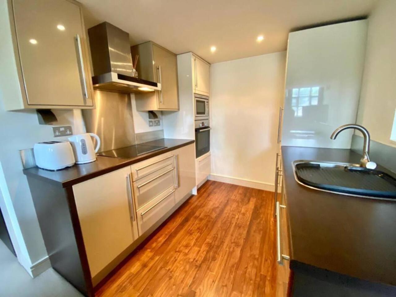 Lovely 1 Bedroom Apartment With Free Parking & Gym Kirkburton Ngoại thất bức ảnh