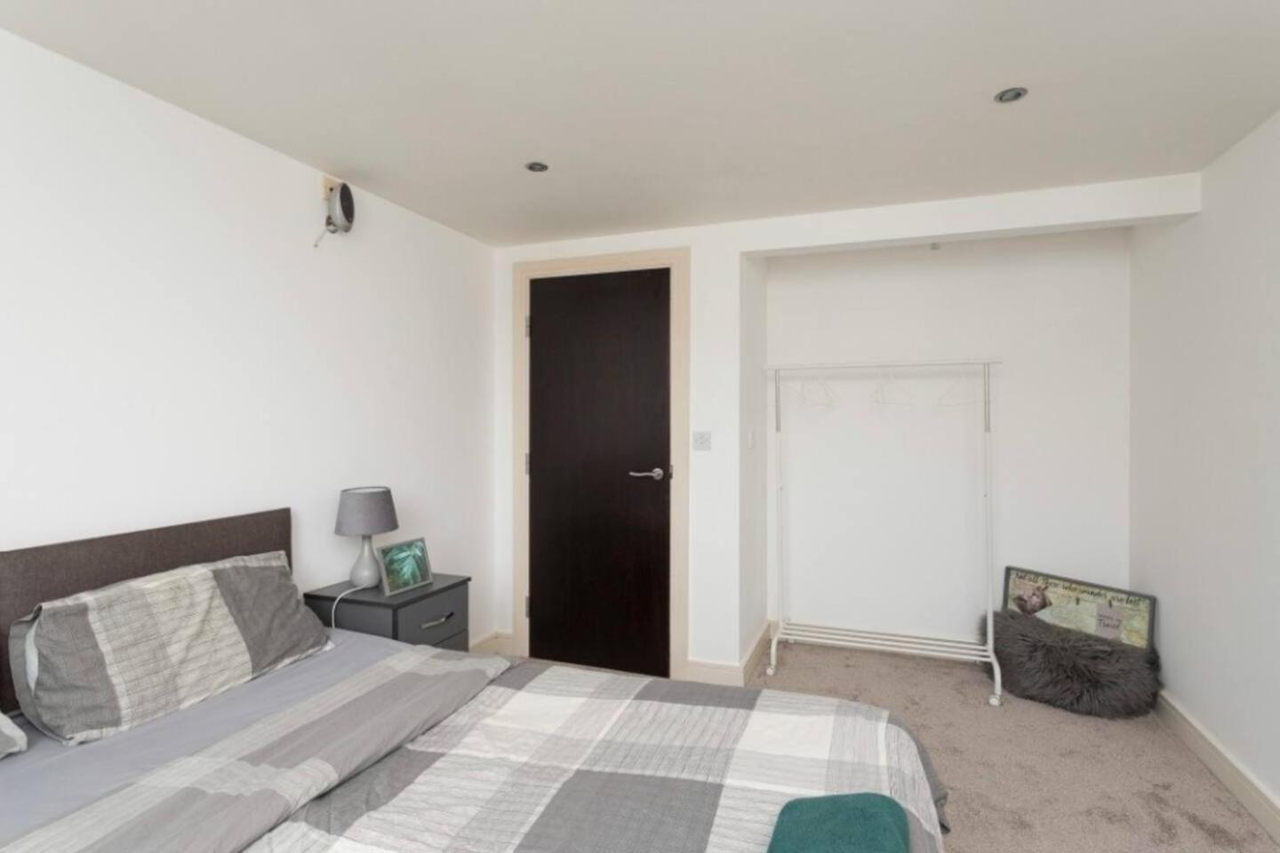 Lovely 1 Bedroom Apartment With Free Parking & Gym Kirkburton Ngoại thất bức ảnh