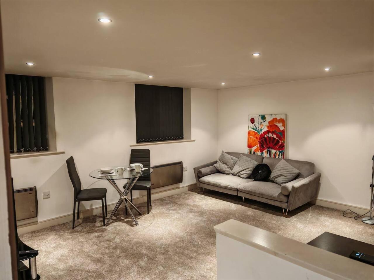 Lovely 1 Bedroom Apartment With Free Parking & Gym Kirkburton Ngoại thất bức ảnh
