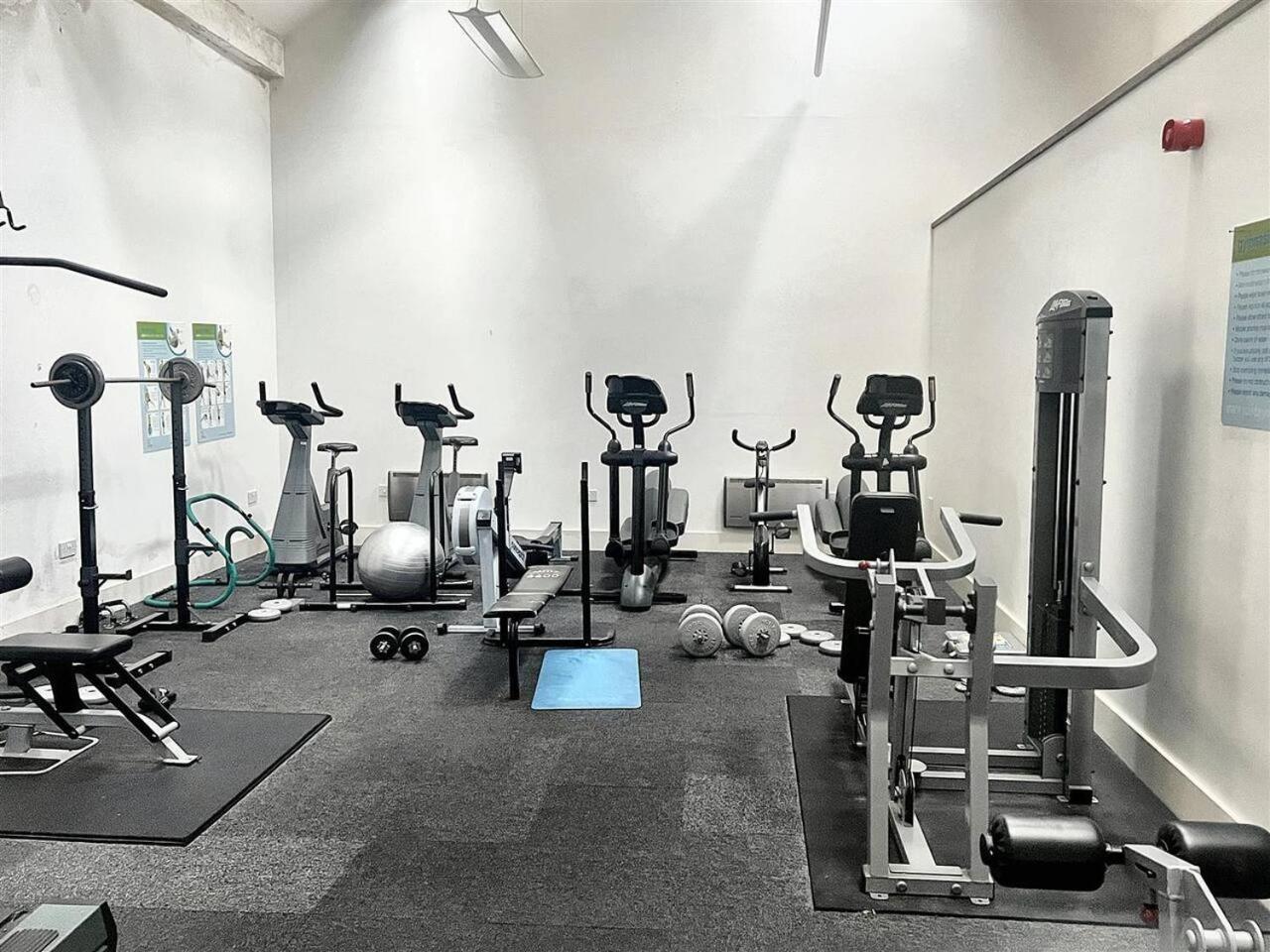 Lovely 1 Bedroom Apartment With Free Parking & Gym Kirkburton Ngoại thất bức ảnh